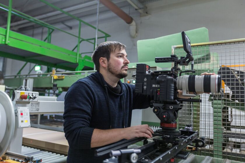 DJI Inspire Drohne im Einsatz in der CS Schmal Möbelproduktionshalle für den Imagefilm Dreh