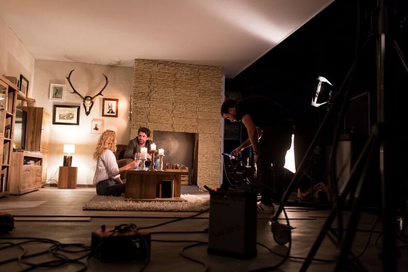 Setbauer und Innenarchitekten am Werk im Studio für den CS Schmal Möbelhersteller Imagefilm, echte Hollywood Magie der Möbelinszenierung