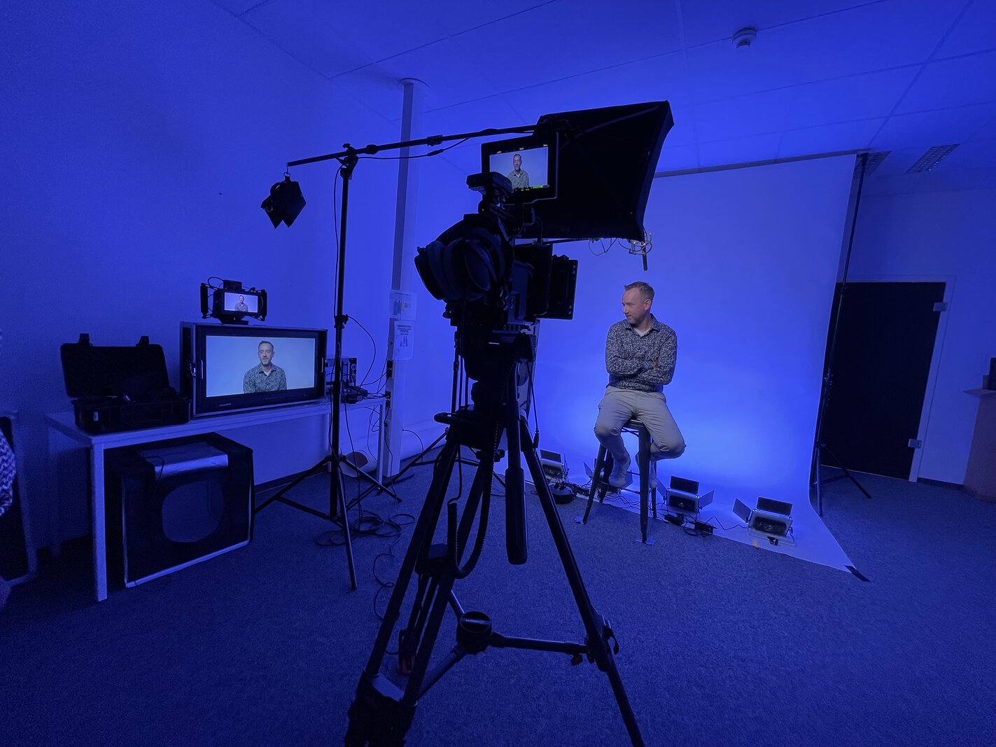 Making Of vom Herweck AG Recruitingfilm Dreh im Studio bei Herweck AG in St Ingbert Saarland, Cinema 6K Setup mit CI Beleuchtung aus 4 RGB LED und flacher Beauty Gesichtsausleuchtung