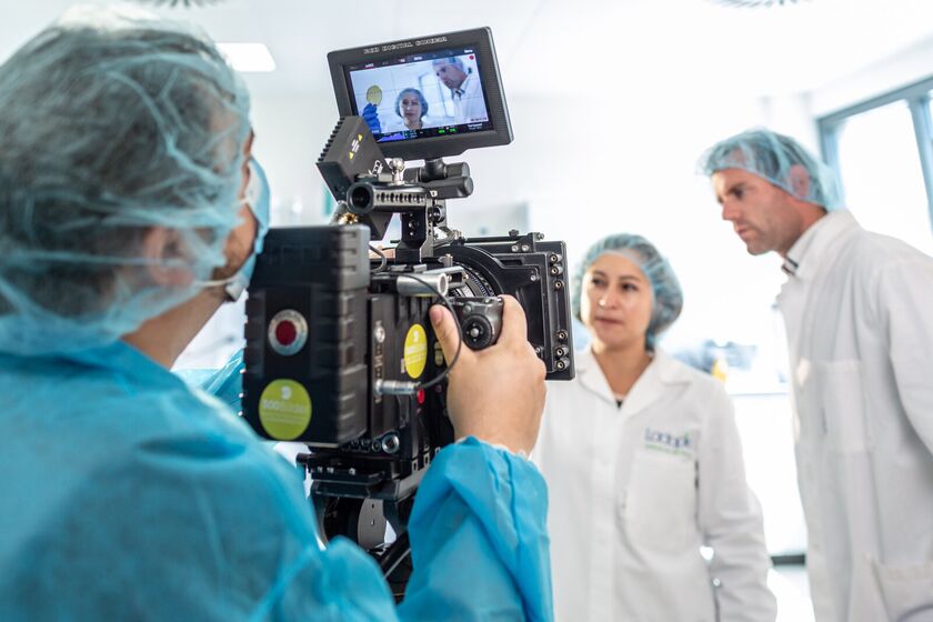 Cinema 6K Kamerasetup hinter Glas im Reinraum von Lactopia in Saarbrücken für den Pharma Imagefilm Dreh durch imagefilme.com