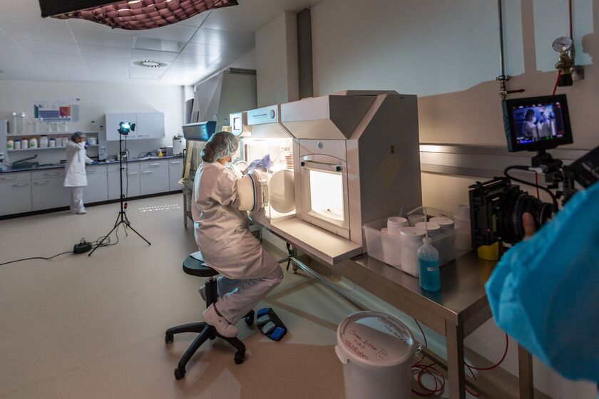 Slider Tracking Shot Vorbereitung mit RED Cinema 6K im Lactopia Reinraum in Saarbrücken für den Pharma Imagefilm