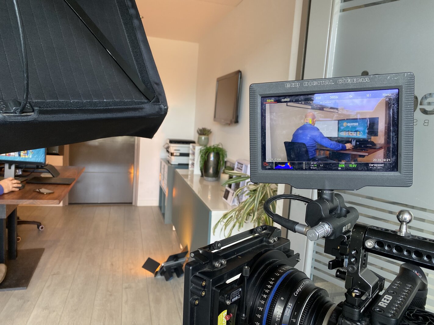 Interview Setup mit echten Mitarbeitern der ORBIS SE für den IT Recruitingfilm aus Saarbrücken, scriptfreie Statements vor Cinema 6K