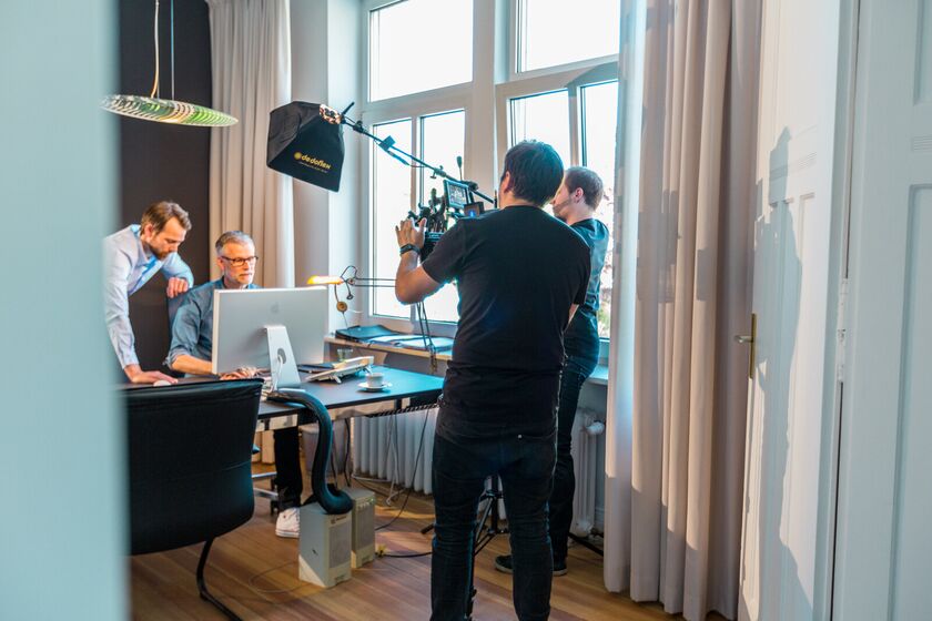 Hotelzimmer Szene am Abend beim Sage Softwaretrailer, Junior bekommt am Ende des Tages mobilen Überblick mit Sage 50c