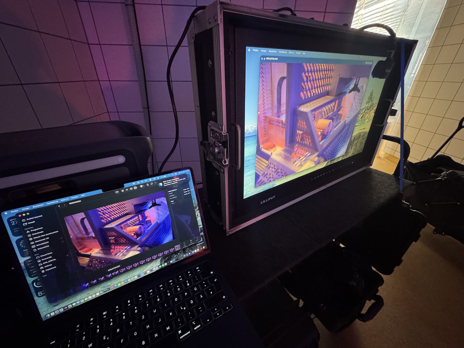 Live Kontrolle bei der Fotoproduktion und Cinema Videofootage in der Simo Fishprocessing in Merzig, Lilliput Studio Monitor und Laptop zeigen die laufende Kamera durch die Glasscheibe der Hochreinheitszone