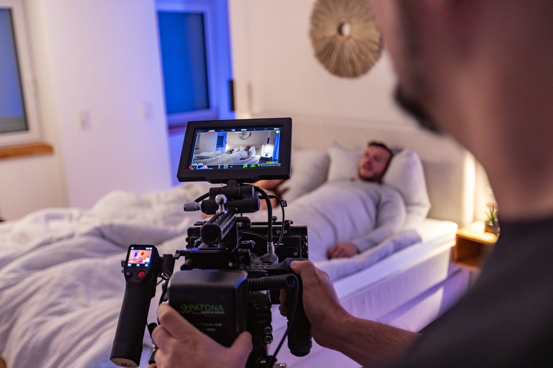 Kameramann führt die Cinema Kamera dicht am Bett im Schlafzimmer Set des LunaSol Werbespots