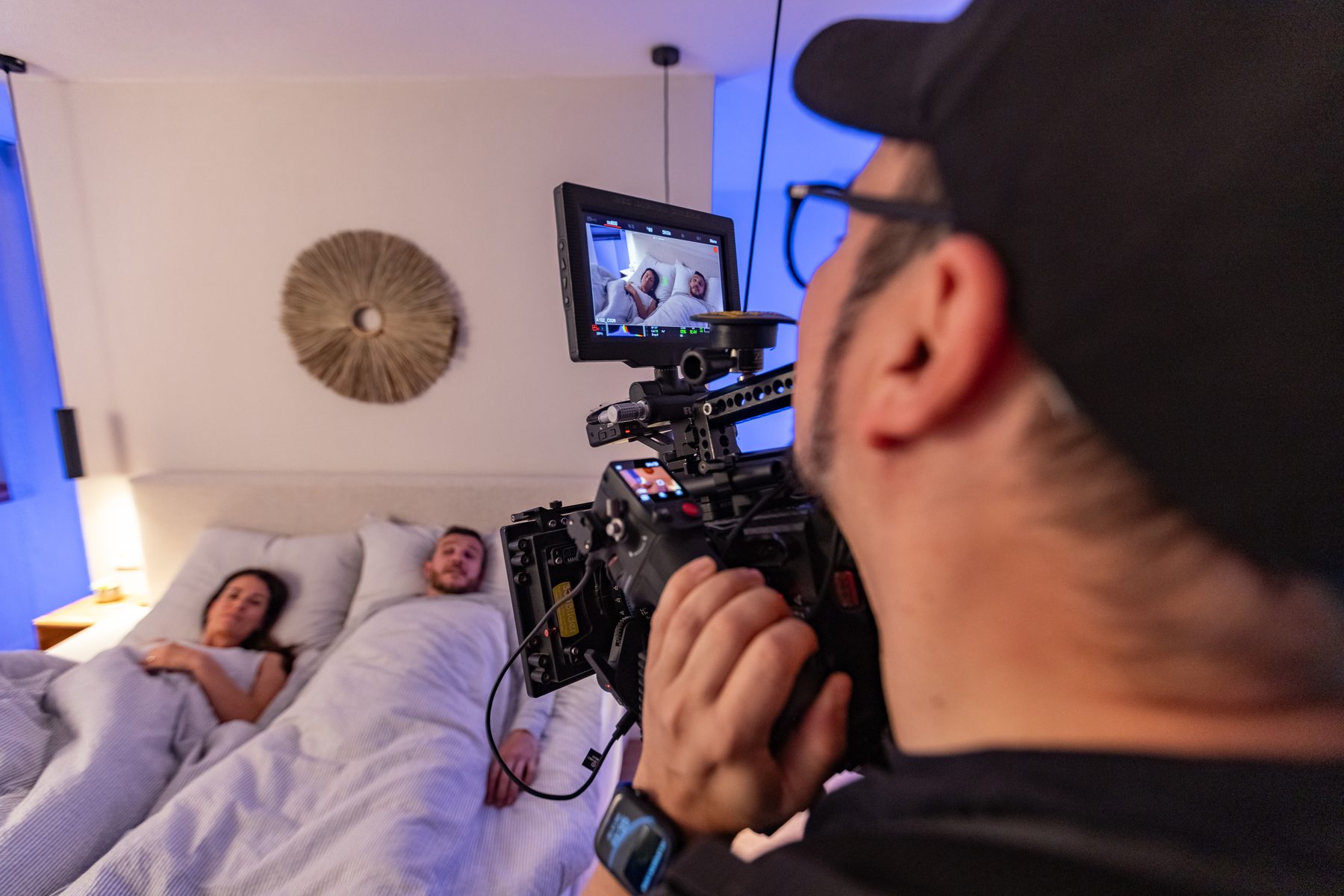 Kameramann von imagefilme.com im Profil an der RED Cinema Kamera während des LunaSol Werbespot Drehs