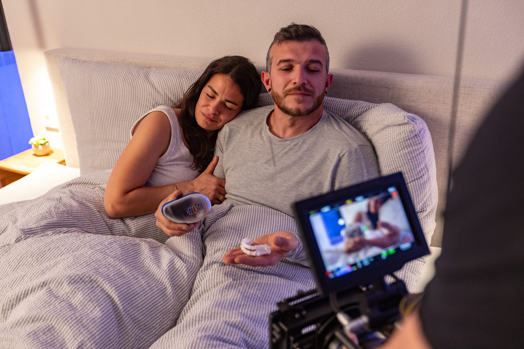 Playback Monitor im Vordergrund zeigt das Paar im Bett beim LunaSol Werbespot Dreh in Heusweiler