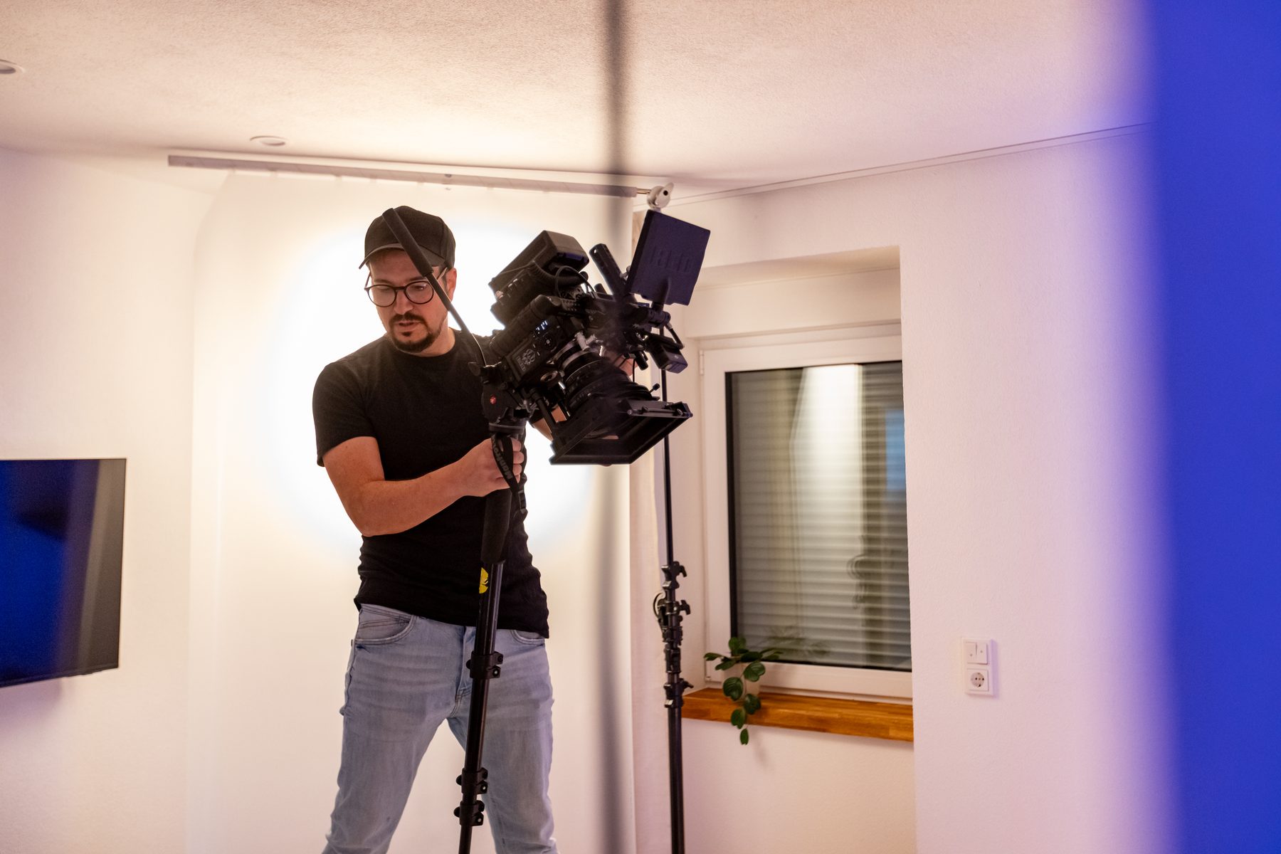 Schlafzimmer Set für den LunaSol Schnarchschiene Werbespot in Heusweiler mit blauem Ambientelicht und warmen Nachttischlampen