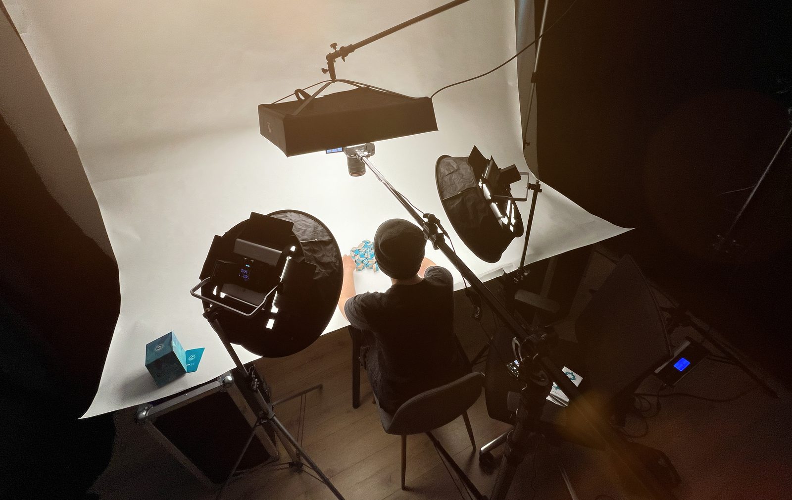 Overhead Setup des Stop Motion Drehs für den ROMBI TV Werbespot, Top Light und Beauty Dish über dem weißen Untergrund mit den Rauten Holzbausteinen
